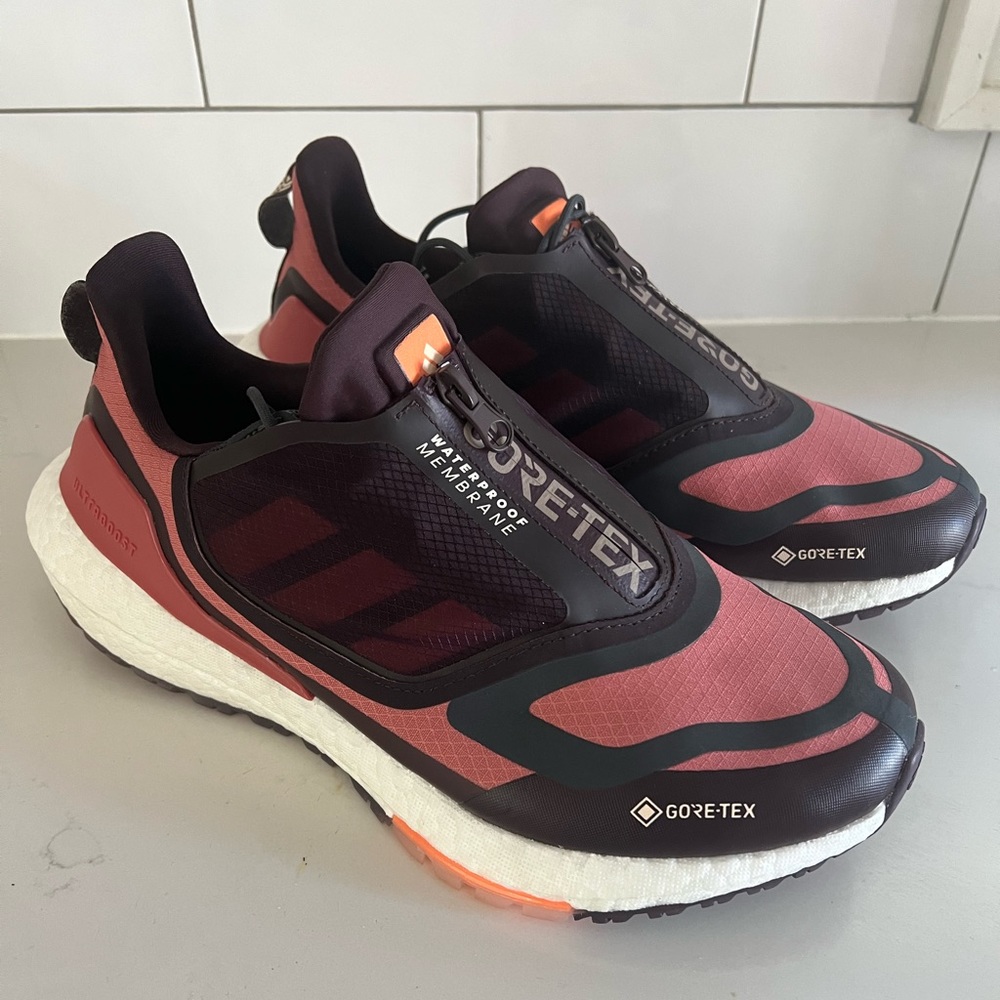 adidas Women's Gore Tek Ultraboost 22 GTX Running Shoe Size 9.5 Pink Maroon